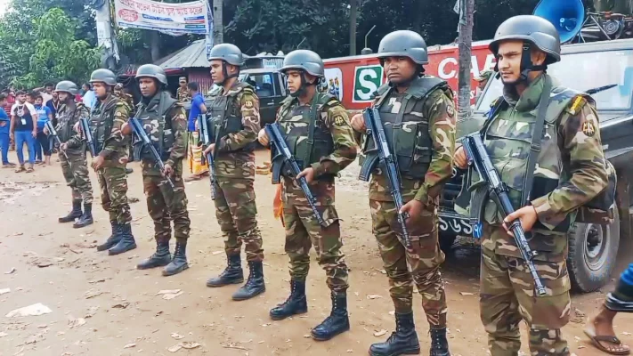 নিরাপত্তা নিশ্চিত করতে বিভিন্ন স্থানে সেনাবাহিনী অবস্থানে ছিল। ছবি: আজকের পত্রিকা