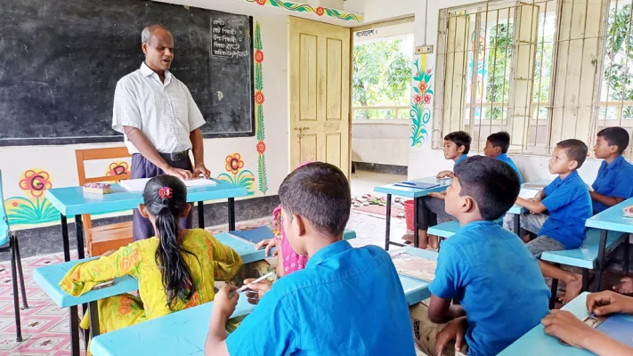 শ্রেণিকক্ষে পাঠদান করছেন খাইরুল ইসলাম। ছবি: আজকের পত্রিকা