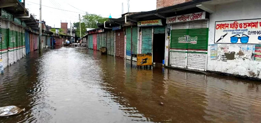 নিম্নচাপের প্রভাবে কুষ্টিয়াতে রেকর্ড পরিমাণ বৃষ্টিপাত। ছবি: আজকের পত্রিকা 