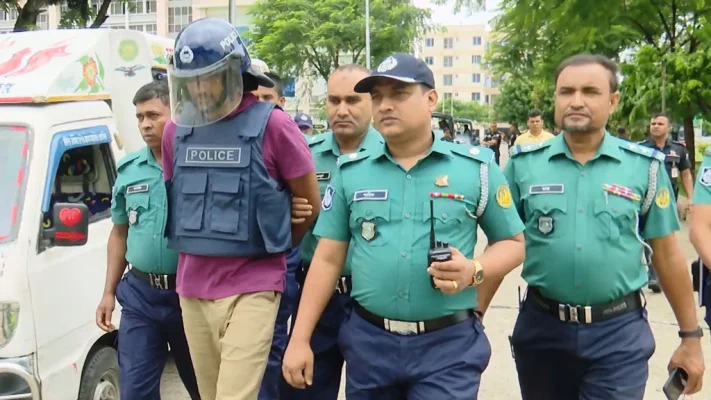 গ্রেপ্তারের পর জহিরুল হক রুবেল। ছবি: সংগৃহীত