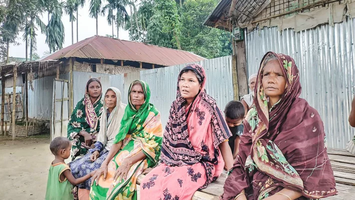 ‘অধিকার’ ও ‘ক্ষমতায়ন’ শব্দ দুটি যেন সীমান্তের নারীদের জীবনের সঙ্গে বেমানান। ছবি: আজকের পত্রিকা