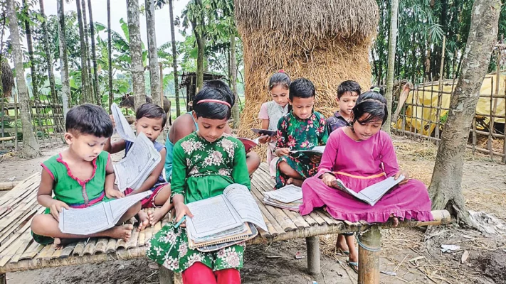  পড়াশুনায় ব্যাস্ত শিশুরা। ছবি: আজকের পত্রিকা