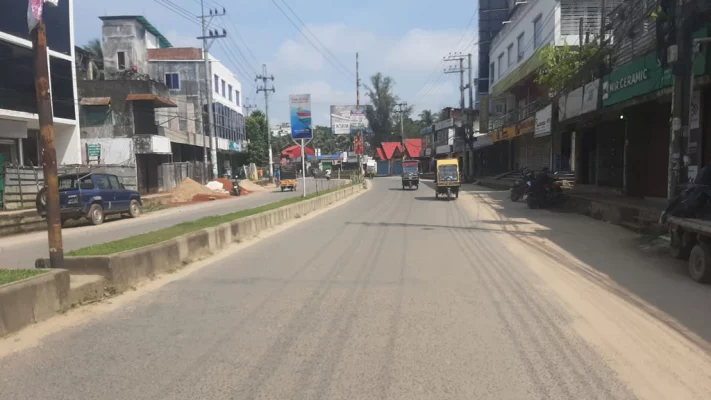 বেলা বাড়ার সঙ্গে সঙ্গে খাগড়াছড়ির রাস্তায় একটা-দুটো অটোরিকশা দেখা গেছে। ছবি: আজকের পত্রিকা