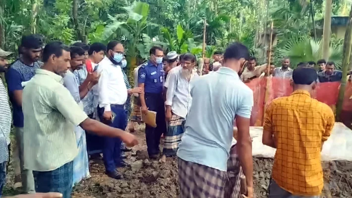 ময়নাতদন্তের জন্য রফিকুল ইসলামের লাশ তোলার সময় এলাকাবাসী উপস্থিত ছিলেন। ছবি: আজকের পত্রিকা 