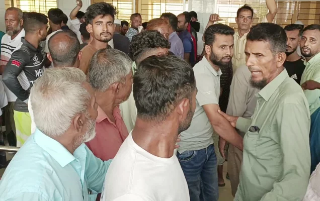 ইউপি সদস্যকে পিটিয়ে আহত করার ঘটনা জানাজানি হলে হাসপাতালে এলাকাবাসী ভিড় করে। ছবি: আজকের পত্রিকা 