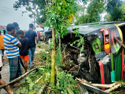 টাঙ্গাইলের ভূঞাপুরে দুর্ঘটনা কবলিত বাস। ছবি: আজকের পত্রিকা