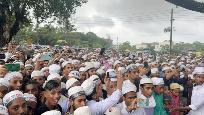 শেরপুর পৌর ঈদগাহ মাঠে সমাবেশে উপস্থিত জনতা। ছবি: আজকের পত্রিকা