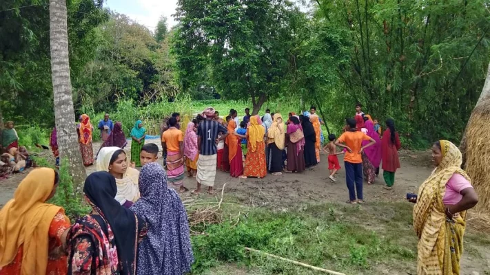 দুই শিশুর মৃত্যু খবরে ঘটনাস্থলে এলাকাবাসী ভিড় করেন। ছবি: আজকের পত্রিকা