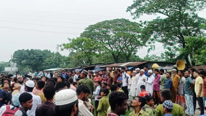 ময়মনসিংহের আউলিয়ানগর স্টেশনে লোকাল ট্রেনের স্টপেজের দাবিতে রেললাইন অবরোধ করে শিক্ষার্থী ও এলাকাবাসী। ছবি: আজকের পত্রিকা