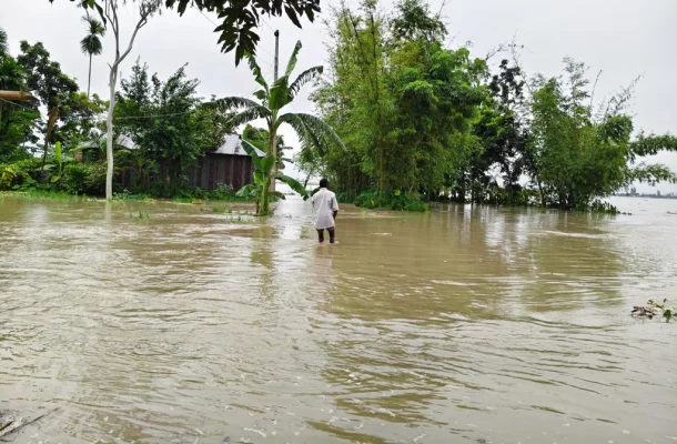 কুড়িগ্রামের রাজারহাটে প্লাবিত তিস্তা পারের নিম্নাঞ্চল। ছবি: আজকের পত্রিকা