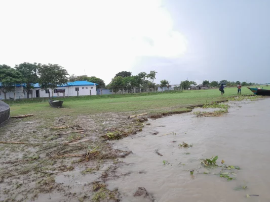 নদী ভাঙনের হুমকিতে থাকা উদয়নগর বিওপি। ছবি: আজকের পত্রিকা