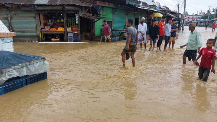 বৃষ্টি ও পাহাড়ি ঢলে প্লাবিত সড়ক। শুক্রবার ঝিনাইগাতী উপজেলা সদরে। ছবি: আজকের পত্রিকা 