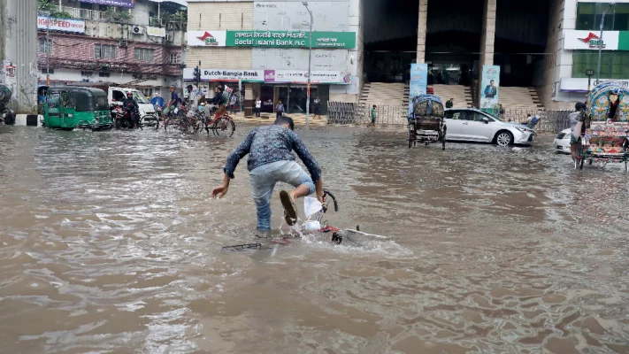 রাজধানীর মতিঝিল এলাকায় জলজট ও ভাঙা রাস্তায় ভোগান্তি