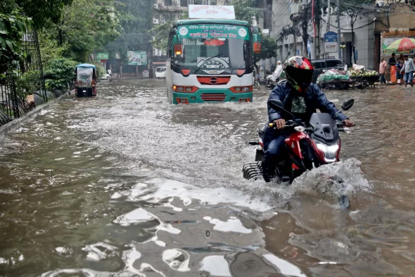 রাজধানীর মতিঝিল এলাকায় জলজট ও ভাঙা রাস্তায় ভোগান্তি