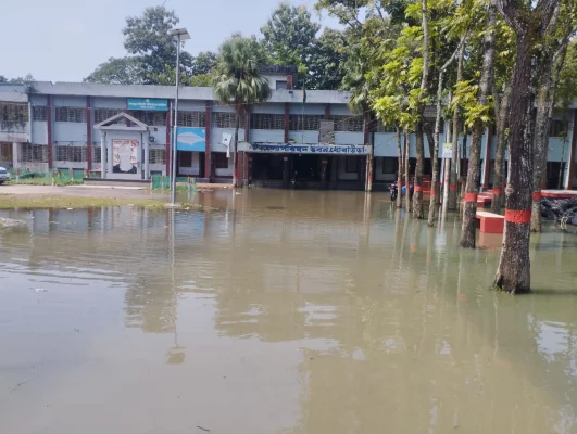 ধোবাওড়া উপজেলা পরিষদের সামনের অংশ প্লাবিত হয়েছে পানিতে