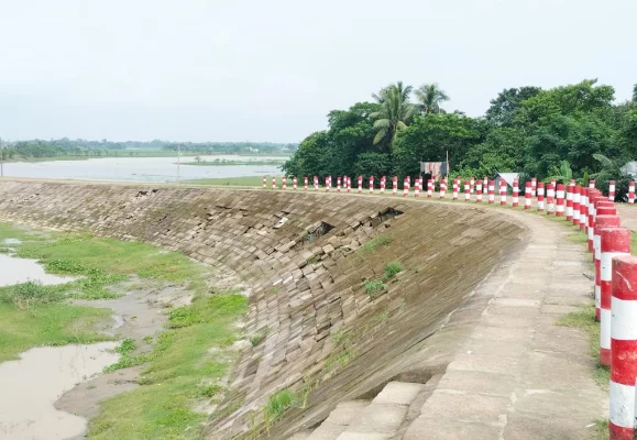 বর্ণী নদীর ওপর নির্মিত সেতুর অ্যাপ্রোচ সড়কে ধস