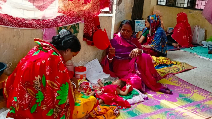 শয্যা সংকটে রোগী হাসপাতালের মেঝে-বারান্দায়। ছবি: আজকের পত্রিকা