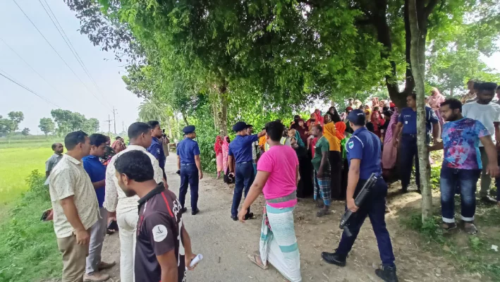 রেললাইনের ওপর গৃহবধূর মরদেহ পড়ে থাকার খবর শুনে ঘটনাস্থলে এলাকাবাসীর ভিড়