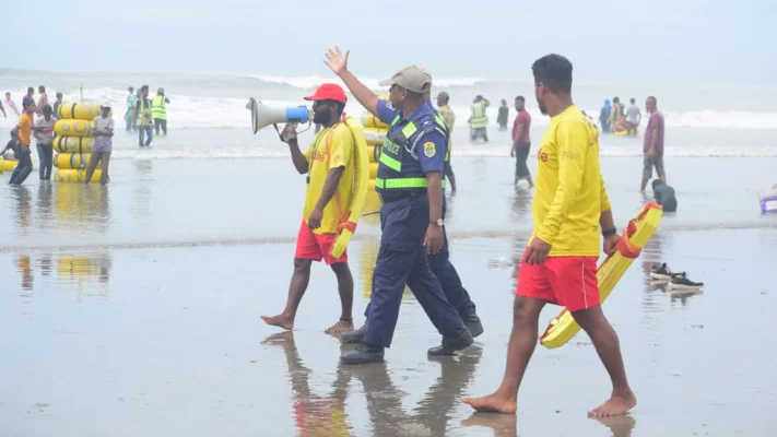 কক্সবাজার সমুদ্র সৈকতে পর্যটকদের সতর্ক করে মাইকিং করা হচ্ছে। ছবি: আজকের পত্রিকা 