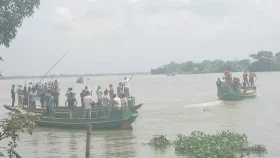 এবার নৌকা নিয়ে মাঝনদীতে দুই গ্রামবাসীর সংঘর্ষ