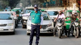 ঢাকার ট্রাফিক নিয়ন্ত্রণ: ইশারাতেই আজও যাচ্ছে ৮৪০ কোটি