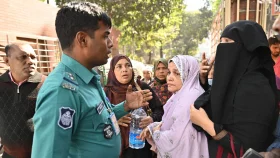 ডায়ালাইসিস ফি বৃদ্ধি: কিডনি রোগীদের বিক্ষোভে পুলিশের বিরুদ্ধে পেটানোর অভিযোগ