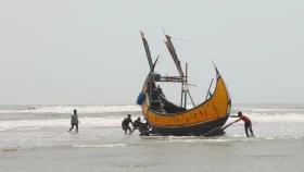 নাফ নদে ট্রলার ডুবে তরুণ নিখোঁজ, উদ্ধার ১১