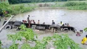 ঝালকাঠিতে বাস নিয়ন্ত্রণ হারিয়ে পুকুরে, নিহত ১৪