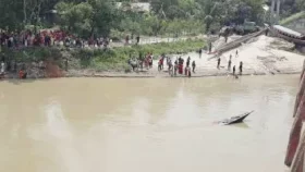 সিরাজদিখানে বাল্কহেডের ধাক্কায় নৌকাডুবি, বৃদ্ধ নিখোঁজ 