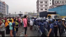 বেতন না দিয়ে কারখানা বন্ধের নোটিশ, টঙ্গীতে শ্রমিক বিক্ষোভ