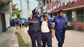 গজারিয়ায় ভোটকেন্দ্র দখল করতে না দেওয়ায় হামলা, ২ পুলিশ সদস্য আহত 