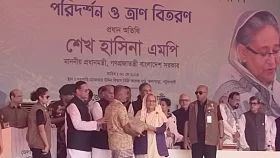 কলাপাড়ায় পৌঁছে দুর্গতদের মাঝে ত্রাণ বিতরণ করলেন প্রধানমন্ত্রী