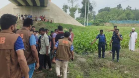 সেতুর নিচে লাগেজে মুণ্ডুবিহীন মরদেহ, অদূরে পলিথিনে মোড়ানো মাথা