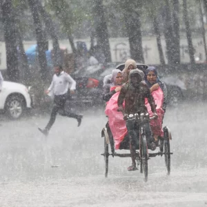 সারা দেশে আজ বৃষ্টির আভাস, কাল থেকে কমতে পারে তাপমাত্রা