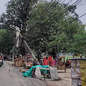 দিনাজপুরে ৫ মিনিটের ঝড়ে ব্যাপক ক্ষতি, বিদ্যুৎ বিচ্ছিন্ন