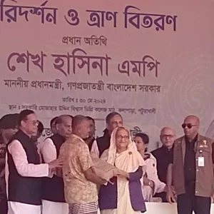 কলাপাড়ায় পৌঁছে দুর্গতদের মাঝে ত্রাণ বিতরণ করলেন প্রধানমন্ত্রী