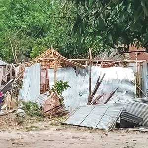 ঘূর্ণিঝড়ে ক্ষতিগ্রস্তদের পাশে দাঁড়াই