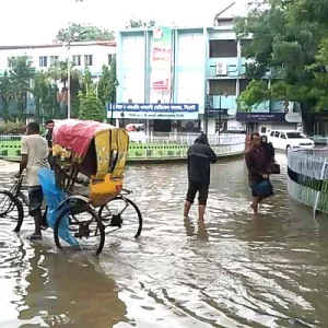 ভারী বৃষ্টিতে প্লাবিত সিলেট নগরের বিভিন্ন এলাকা, পানি মাড়িয়ে চলাচল