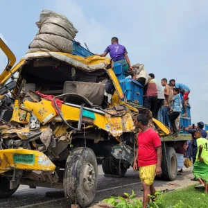 কুমিল্লায় কাভার্ডভ্যানের পেছনে গরুবাহী ট্রাকের ধাক্কা, নিহত ২