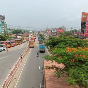 ঢাকা-চট্টগ্রাম মহাসড়কে যানবাহনের চাপ কম, স্বস্তিতে ঘরমুখো মানুষ