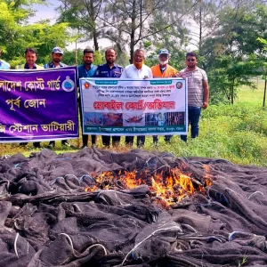 সীতাকুণ্ডে নিষেধাজ্ঞা উপেক্ষা করে সাগরে মাছ শিকার, জাল ধ্বংস