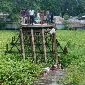 বরগুনায় সেতু ভেঙে বরযাত্রীবাহী মাইক্রোবাস খালে, ৮ জনের লাশ উদ্ধার