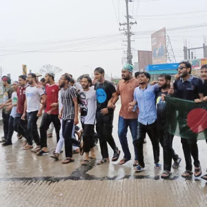 কোটা সংস্কার আন্দোলন: বৃষ্টি উপেক্ষা করে খুবি শিক্ষার্থীদের সড়ক অবরোধ 