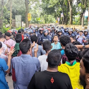 কোটাবিরোধী আন্দোলনে কুবি শিক্ষার্থীদের পুলিশের বাধা, টিয়ার শেলে আহত ২