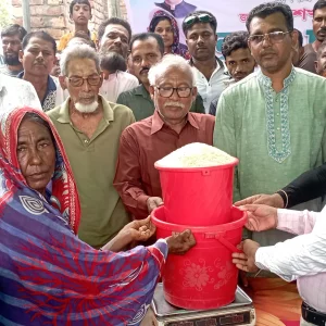 পাইকগাছায় প্রধানমন্ত্রীর পক্ষ থেকে ত্রাণ সহায়তা