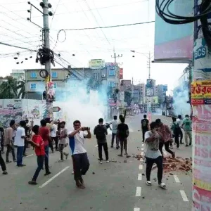 ‘মার্চ ফর জাস্টিস’: খুলনায় পুলিশের সঙ্গে শিক্ষার্থীদের সংঘর্ষ, আহত ৩০