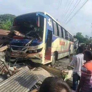 তারাকান্দায় নিয়ন্ত্রণ হারিয়ে অটোরিকশাকে বাসের ধাক্কা, নিহত ২