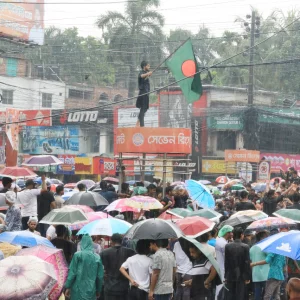 বৃষ্টি উপেক্ষা করে বগুড়ার সাতমাথায় শিক্ষার্থীদের অবস্থান নিয়ে বিক্ষোভ