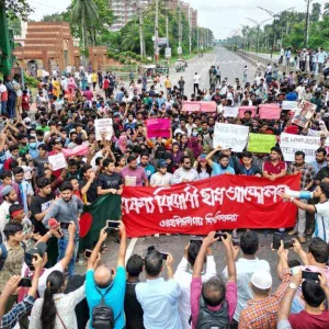 বৃষ্টি উপেক্ষা করে জাবি শিক্ষার্থীদের বিক্ষোভ, ঢাকা-আরিচা মহাসড়কে যান চলাচল বন্ধ