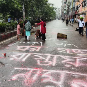 রামপুরা-বনশ্রী সড়ক বন্ধ করে শিক্ষার্থীদের বি‌ক্ষোভ–গ্রাফিতি